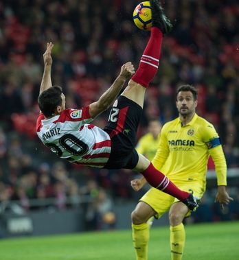 Aduriz intenta una chilena. (Marisol RAMÍREZ/ARGAZKI PRESS)