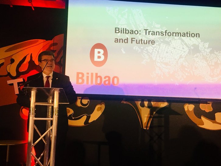 Aburto explicando en Londres la transformación de Bilbo antes de recibir el premio. (Bilboko Udala)