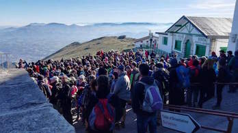 Larrun 2020 proiektuaren kontrako aldarria mendi tontorrean