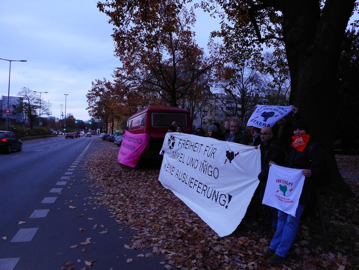 Mikel Barrios eta Iñigo Gulinaren askatasuna aldarrikatu dute Berlinen.