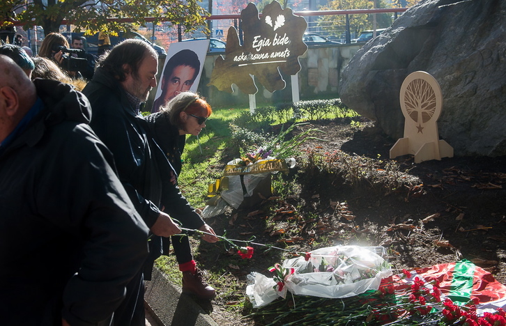 Ofrenda floral en Errekalde ante el monolito de Josu Muguruza. (Luis JAUREGIALTZO / ARGAZKI PRESS)