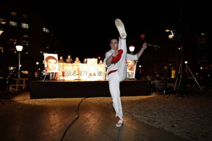 Un dantzari baila al término de la manifestación. (Aritz LOIOLA/ARGAZKI PRESS)