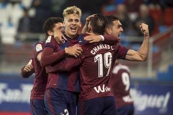 Los jugadores celebran el 3-0, marcado por Charles. (Juanan RUIZ/ARGAZKI PRESS)