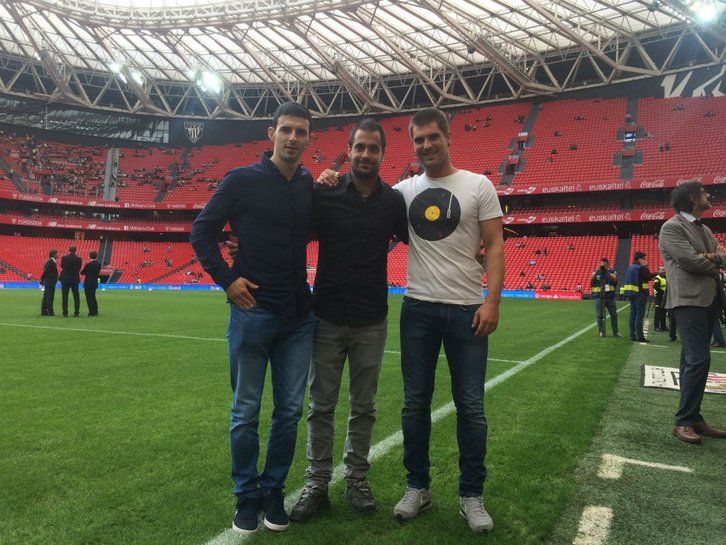 Altuna acompañó a Bengoetxea en setiembre cuando el navarro realizó el saque de honor. (@asegarcepelota)