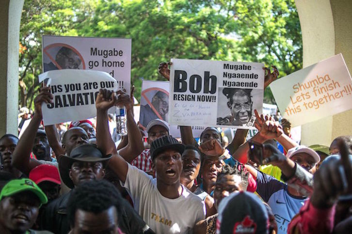 Protesta contra la continuidad de Mugabe en el poder. (MUJAHID SAFODIEN / AFP)