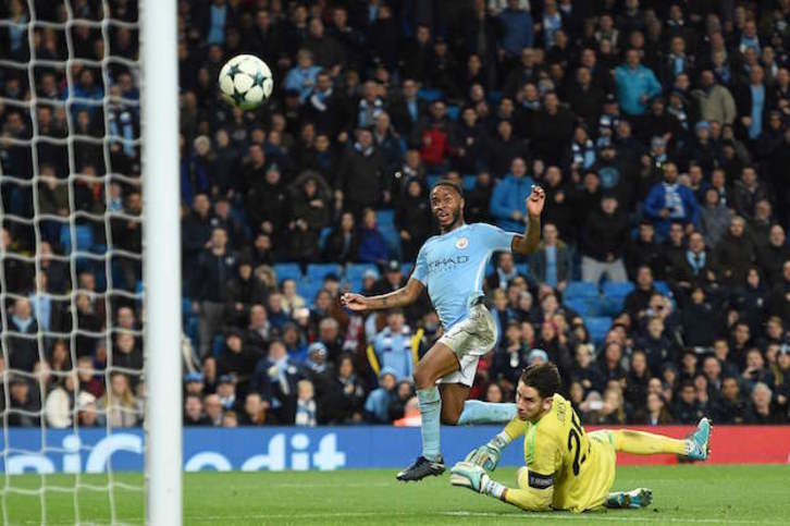 Este gol de Sterling permite al Manchester City sumar el pleno de 15 puntos en 5 partidos. (OLI SCARFF / AFP) 