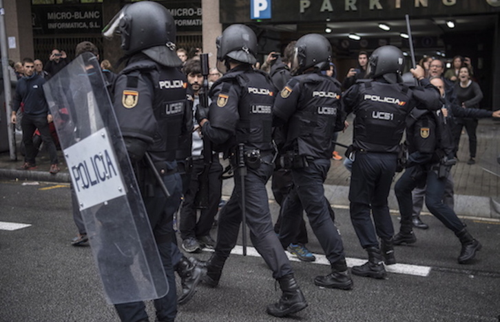 Agentes de la Policía española, durante la jornada del referéndum del 1 de octubre. (Jagoba MANTEROLA/ARGAZKI PRESS)