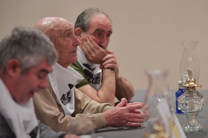 Urtzi Errazkin, portavoz de Etxerat, y el padre y el hermano de Txuma Altable. Ambos se llaman Emilio. (Idoia ZABALETA/ARGAZKI PRESS)