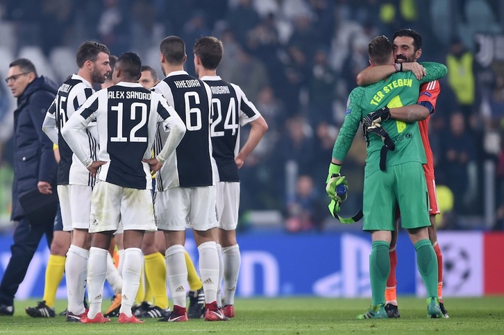 Saludo entre Buffon y Ter Stegen al inicio del choque en Turín. (Filippo MONTEFORTE / AFP)