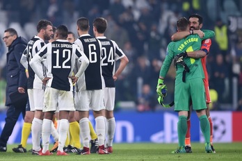 Saludo entre Buffon y Ter Stegen al inicio del choque en Turín. (Filippo MONTEFORTE / AFP)
