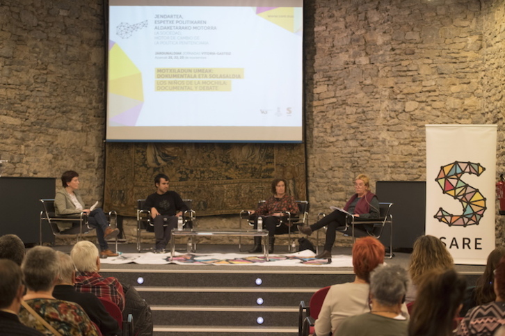 Maite Díaz de Heredia, Peru del Hoyo y Kontxi Ibarreta, junto a Belén Arrondo, que ejerció de presentadora. (Juanan RUIZ/ARGAZKI PRESS)