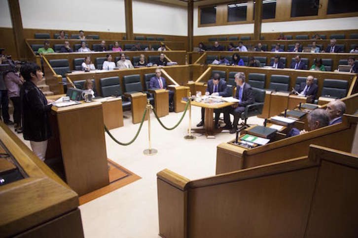 Maddalen Iriarte, durante su intervención en el pleno de este jueves. (LEGEBILTZARRA.EUS)