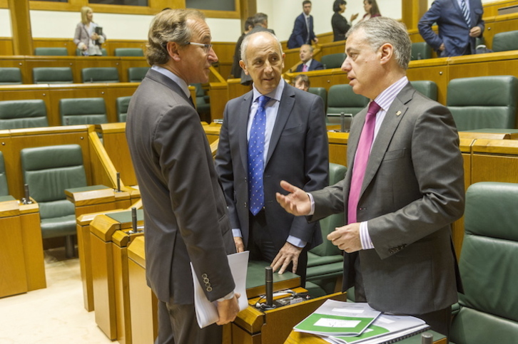 Alfonso Alonso charla con Josu Erkoreka e Iñigo Urkullu en un pleno en el Parlamento. (Juanan RUIZ/ARGAZKI PRESS)
