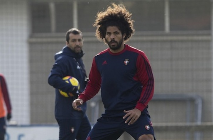 Aridane apunta a titular contra el Almería. (OSASUNA)