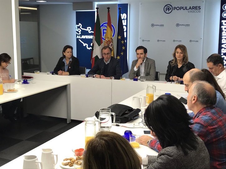 Alfonso Alonso y Borja Sémper, durante el desayuno informativo. (@ParlamentoPP)
