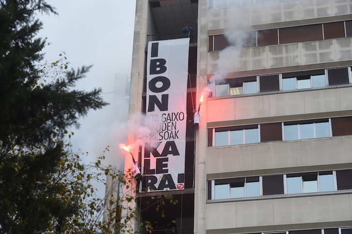 Pancarta por la liberación de Iparragirre en la fachada del hospital. (ARGAZKI PRESS)