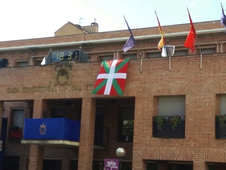 Imagen de la fachada del Ayuntamiento de Barañain con la ikurriña momentos antes del txupinazo de este año. (UPN)