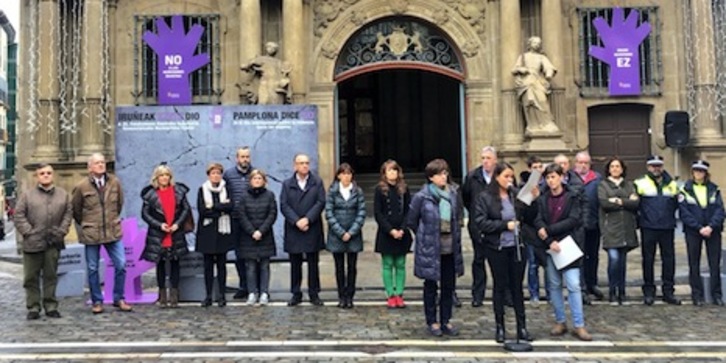 Imagen de la concentración en la plaza Consistorial con motivo del Día contra la Violencia Machista.