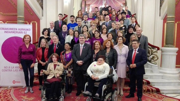 Aburto y otros ediles del Ayuntamiento han asistido al acto celebrado en el Arriaga. (@EHBilduBilbo)