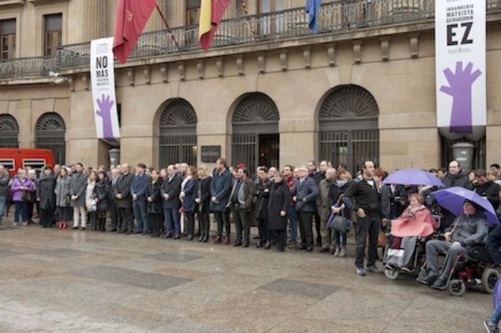 Imagen de la concentración contra la violencia machista ante la sede del Ejecutivo. (GOBIERNO DE NAFARROA)