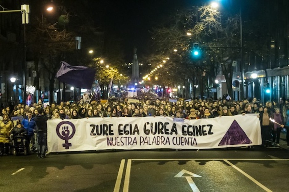 Jendetza bildu da Bilboko kaleetan. (Aritz LOIOLA/ARGAZKI PRESS)