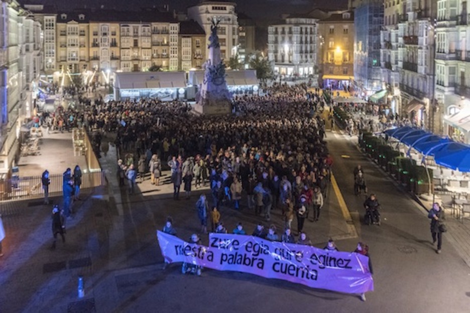 Andra Maria Zuriaren plazatik abiatu da Gasteizko manifestazioa. (Juanan RUIZ/ARGAZKI PRESS)