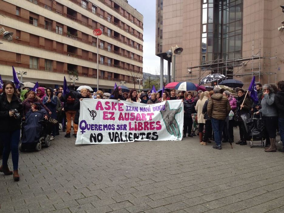 Ezkerraldean, tratu txarren aurkako martxa egin dute Barakaldotik Sestaora. 