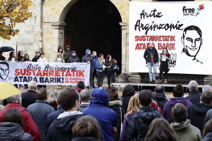 Manifestazioaren ostean, testu bat irakurri dute Txaber Arruabarrena eta Maialen Agirrek. (Aritz LOIOLA/ARGAZKI PRESS)