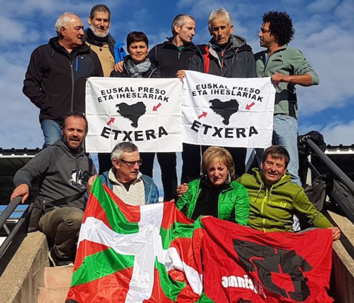 Andoni Goikoetxea, arriba en el centro, con familiares y amigos tras quedar en libertad en 2017. (NAIZ)