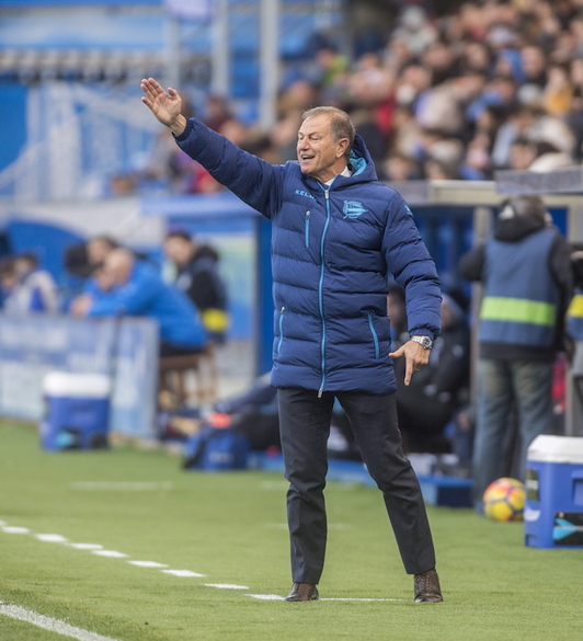 Gianni De Biasi, el sábado en el derbi contra el Eibar. (Juanan RUIZ/ARGAZKI PRESS)