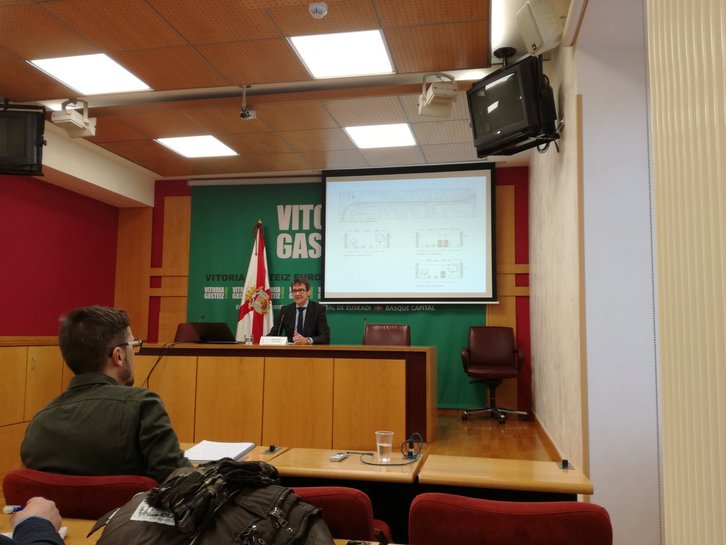 Urtaran, en la comparecencia sobre los presupuestos de Gasteiz. (@ion_salgado)