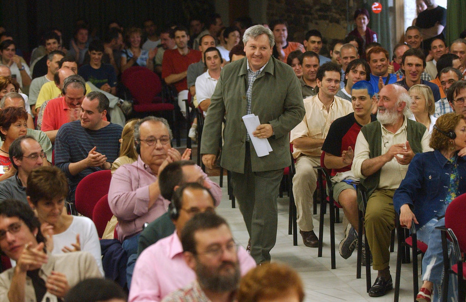 2002ko ekainean egin zuen Aralarrek batzar eratzailea Gasteizen. Patxi Zabaleta hautatu zuen buru. Hortik bi hilabetera helduko zen Batasunaren ilegalizazioa, bien arteko liskarrak eraginez. (Raul BOGAJO / ARGAZKI PRESS)