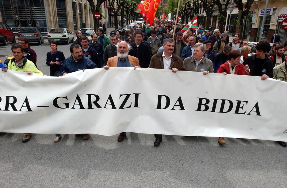 Bost urte lehenagoko Lizarra-Garaziko Akordioa aldarri nagusi bilakatu zuen Aralarrek hasieran. Irudian, Iruñean eginiko manifestazioa. (Lander F. ARROYABE / ARGAZKI PRESS)