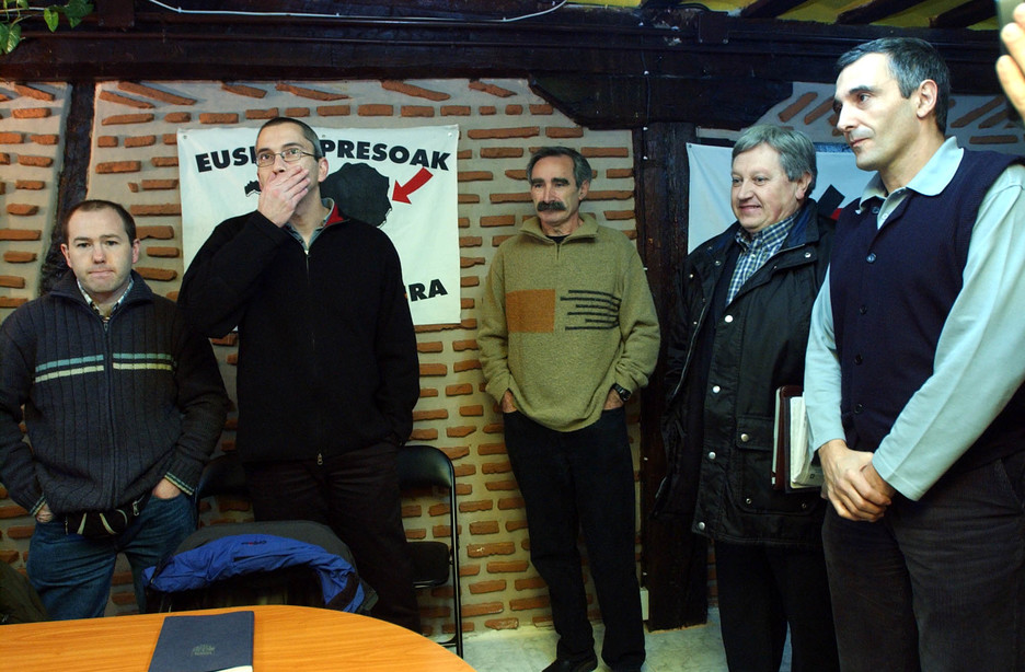 Harreman zaila izan zuten Aralarrek deitzen zuen «ezker abertzale ofiziala» eta alderdi berria garai horietan, 2004ko bilera honen keinuak lekuko. (Raúl BOGAJO / ARGAZKI PRESS)