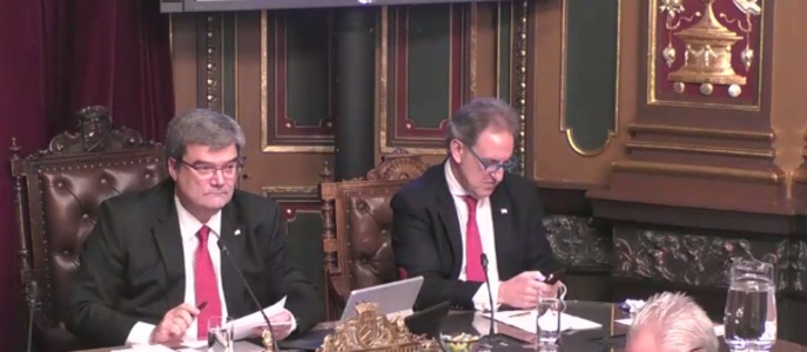 Aburto y Gil durante el pleno.