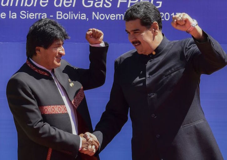 El presidente de Bolivia, Evo Morales, saluda a su homólogo venezolano, Nicolás Maduro. (Aizar RALDÉS/AFP)