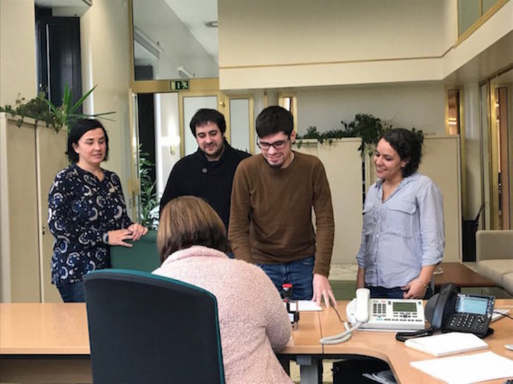 Miembros del grupo parlamentario de Elkarrekin Podemos, con el portavoz Lander Martínez a la cabeza, han registrado la enmienda a la totalidad a las cuentas de Lakua. (PODEMOS EUSKADI)