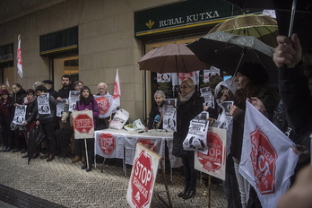 Representantes de Stop Desahucios se han concentrado ante la sucursal de Caja Rural en la calle Urbieta. (Jagoba MANTEROLA/ARGAZKI PRESS)