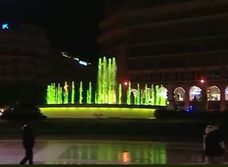 Una fuente de Barcelona, iluminada de amarillo. (@albertofdezxbcn)