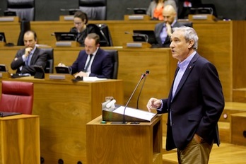 El consejero Aranburu, durante su defensa de la reforma fiscal. (PARLAMENTO DE NAFARROA)