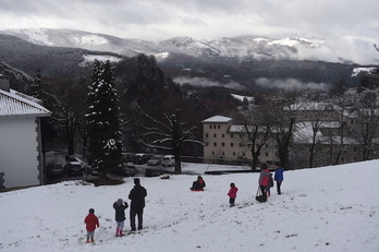 Familias disfrutan de la nieve en Arantzazu. (Luis JAUREGIALTZO / ARGAZKI PRESS)
