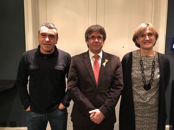 Los miembros de ELA Laura Gonzalez de Txabarri y Joseba Villarreal, junto a Puigdemont. (ELA)