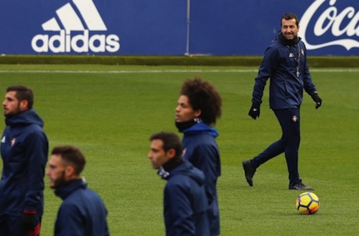 El entrenador rojillo, en la sesión de entrenamiento de hoy. (OSASUNA)