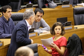 Araiz y Pérez, en la sesión plenaria de la Cámara navarra. (PARLAMENTO DE NAFARROA)