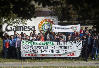Concentración de trabajadores de Siemens Gamesa en la planta de Zamudio. (Luis JAUREGIALTZO / ARGAZKI PRESS)