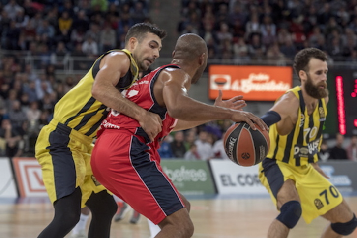 Un lance del encuentro entre turcos y baskonistas. (Juanan RUIZ/ARGAZKI PRESS)