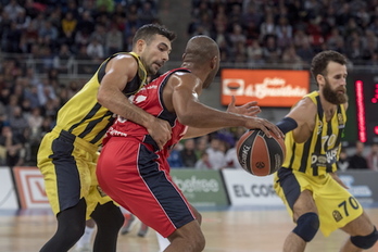 Un lance del encuentro entre turcos y baskonistas. (Juanan RUIZ/ARGAZKI PRESS)