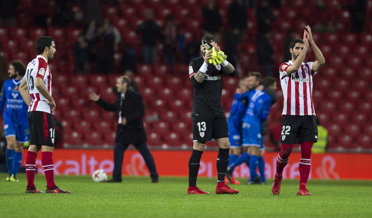 Herrerín con Etxeita y Raúl García tras la eliminación ante el Formentera. (Marisol RAMIREZ / ARGAZKI PRESS)