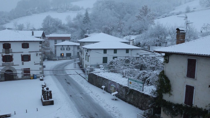 La localidad navarra de Luzaide, a primera hora de la mañana. (@Iurrebidegain)