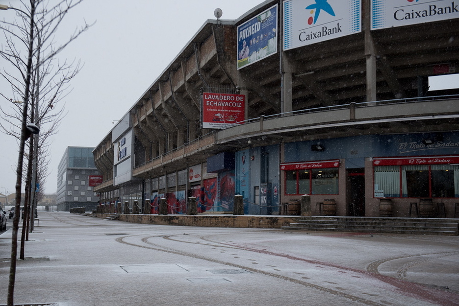 Exterior del campo de fútbol de El Sadar. (Iñigo URIZ / ARGAZKI PRESS)